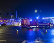 Tramwaj nr 10 wjechał w bok autobusu nr 107. Cztery osoby są lekko ranne